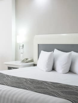 hotel-bed-with-multiple-pillows